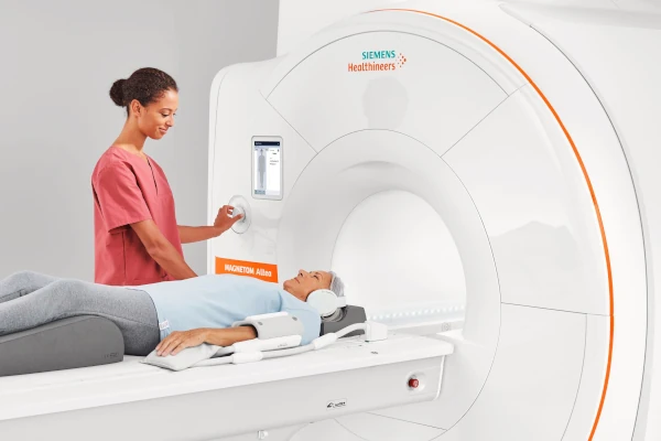 Equipamento Magneton Altea da linha Siemens Healthineers em utilização.